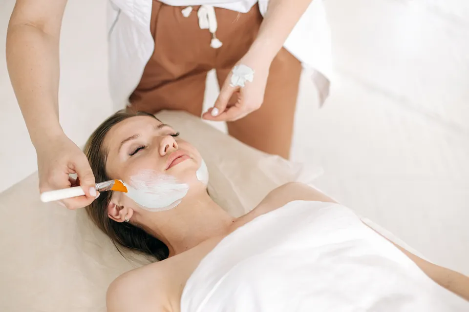 Yüz bakımı ve maske uygulaması