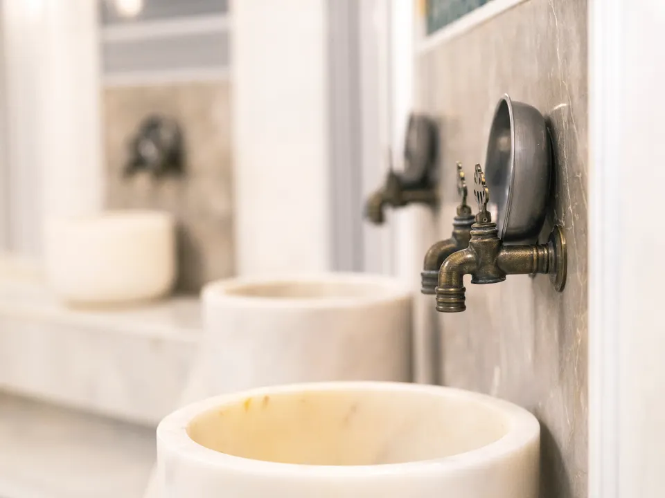 Mermer kurna ve geleneksel hamam musluğu