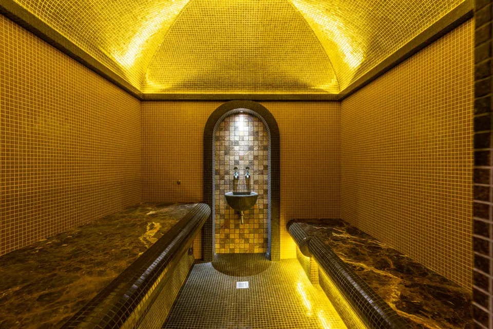 Mozaik kaplı hamam salonu