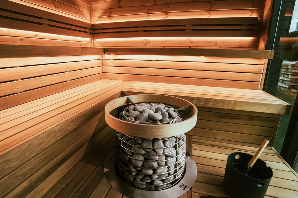 Ahşap sauna kabini ve sıcak taşlar